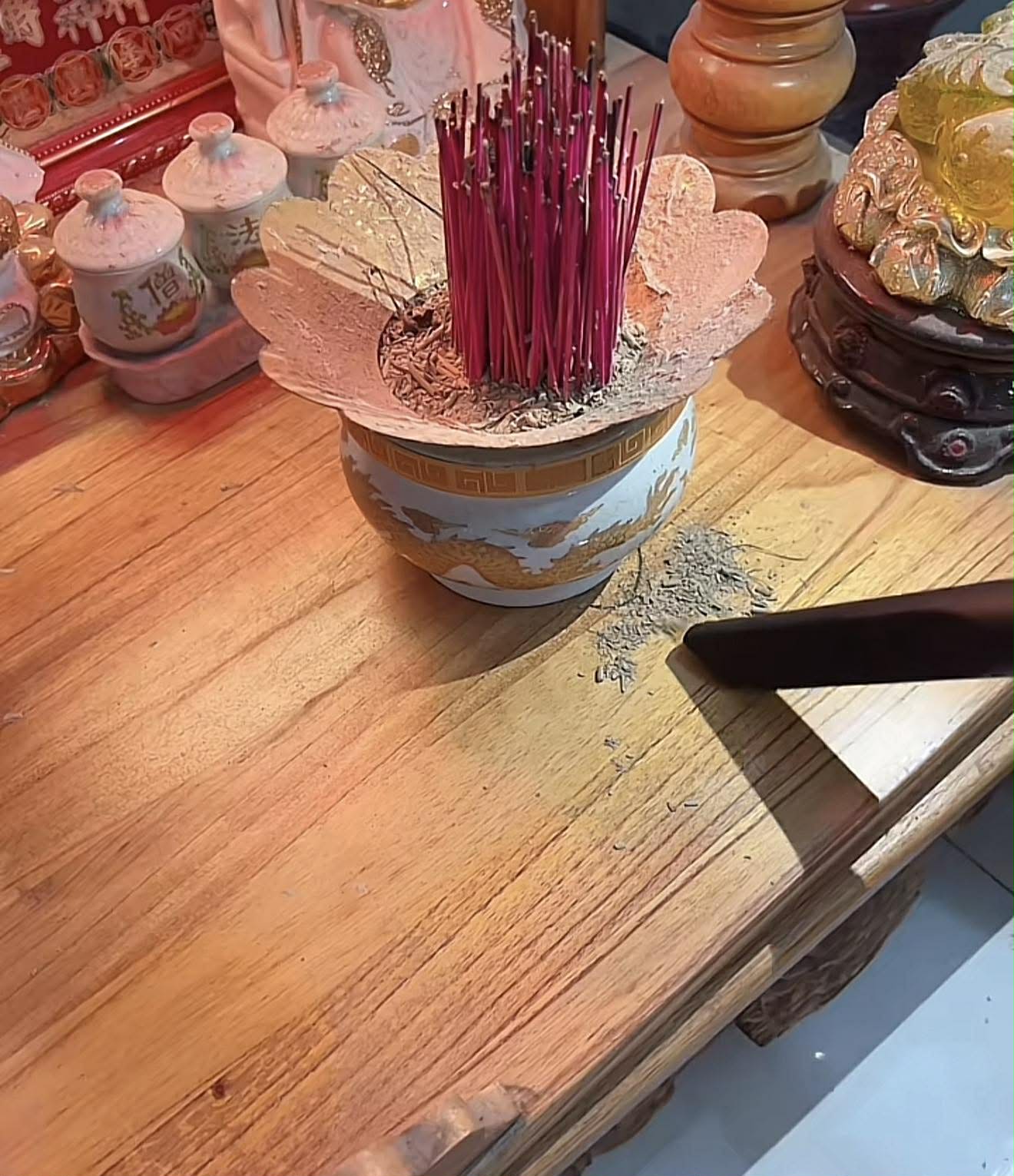 vệ sinh bàn thờ bằng máy hút bụi