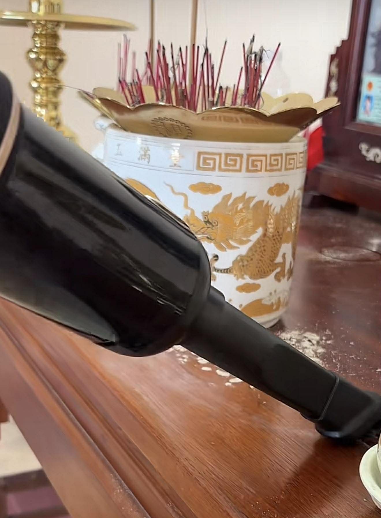 vệ sinh bàn thờ bằng máy hút bụi